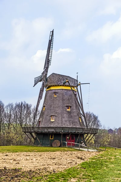 Starý větrný mlýn v hessenpark — Stock fotografie
