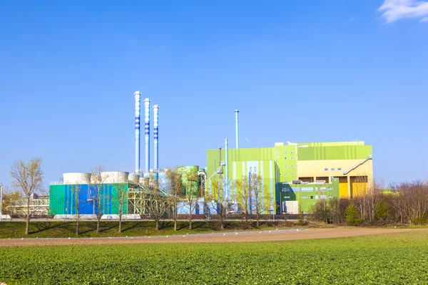 Silo im Industriepark in schöner Landschaft bei Frankfurt — Stockfoto