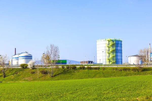Güzel manzara frankfurt yakınlarındaki parkta sanayi silo — Stok fotoğraf