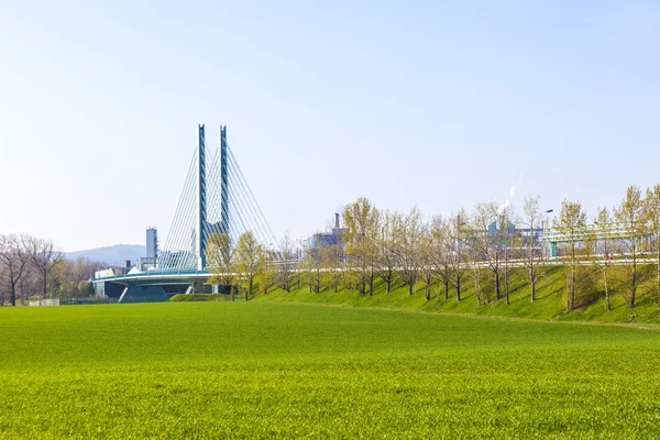 Silo im Industriepark in schöner Landschaft bei Frankfurt — Stockfoto
