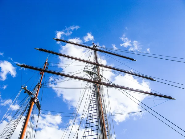Mastro de barco à vela com céu azul — Fotografia de Stock