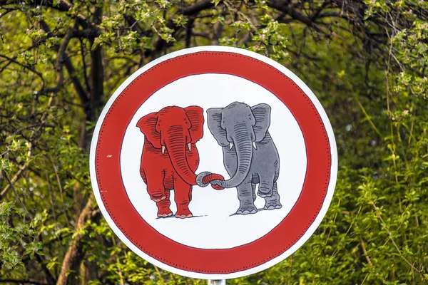 Segnale stradale elefanti in amore — Foto Stock