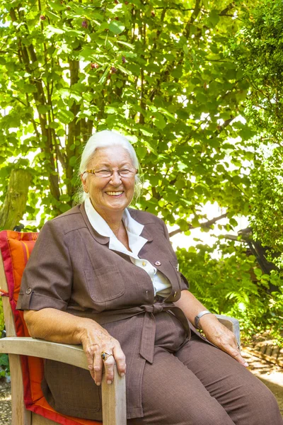 Пожилая женщина любит сидеть в ней — стоковое фото