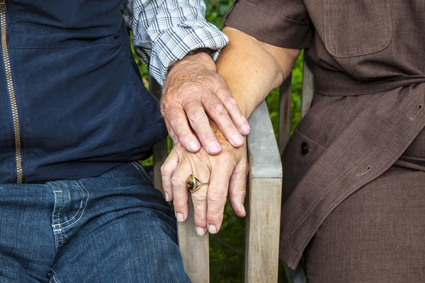 Seniorenpaar hält verliebte Hände — Stockfoto