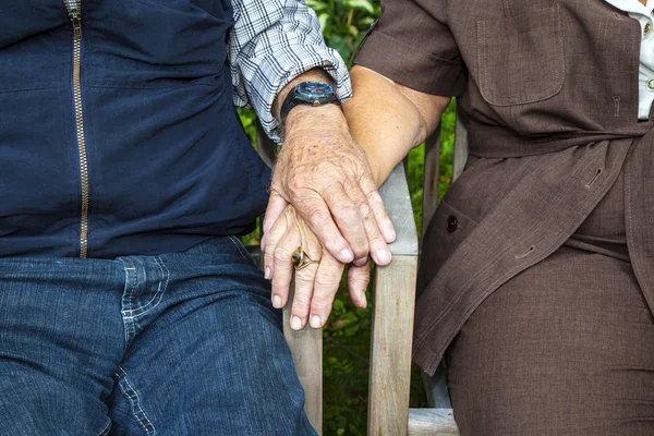 Seniorenpaar hält verliebte Hände — Stockfoto