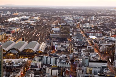 Frankfurt am main alacakaranlıkta