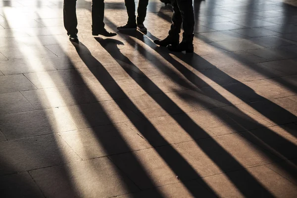 Πόδια του σπεύδουν στο αεροδρόμιο με σπαρμένες σκιές — Φωτογραφία Αρχείου
