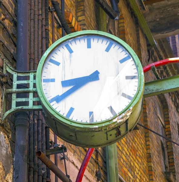 Jam di sebuah pabrik tua ditinggalkan di dinding — Stok Foto