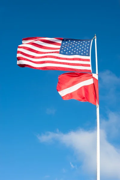 Americké a potápění vlajka vlající ve větru — Stock fotografie