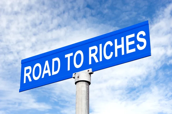 Дорога к богатству стрит знака — стоковое фото