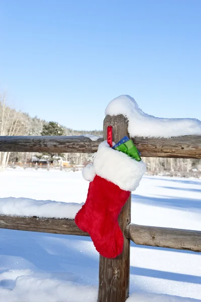 Christmas stocking op hek — Stockfoto