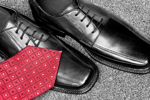 Black leather dress shoes and necktie — Stock Photo, Image