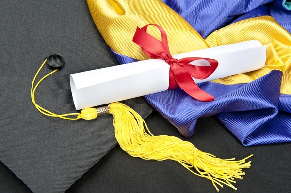 Graduation cap and diploma — Stock Photo, Image