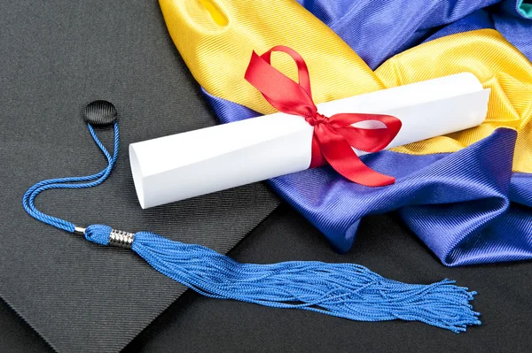 Graduation cap and diploma — Stock Photo, Image