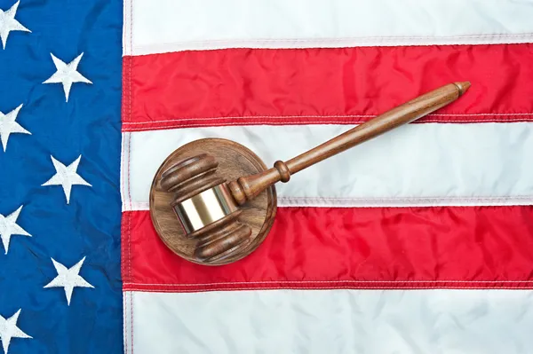 Hamer op Amerikaanse vlag — Stockfoto