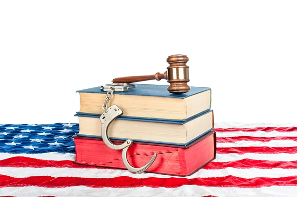 Martillo, libros y esposas en la bandera americana —  Fotos de Stock