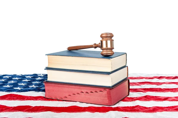 Hamer en boeken over Amerikaanse vlag — Stockfoto
