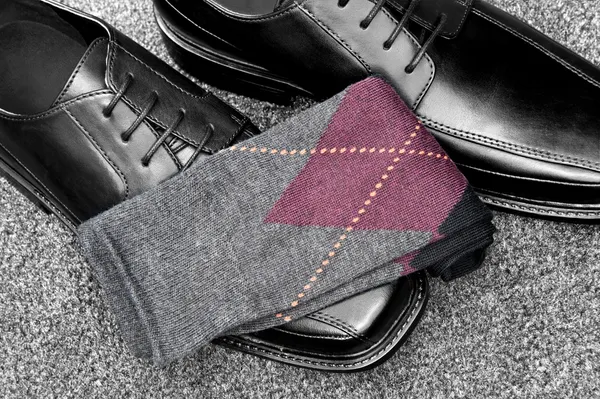 Schwarze Lederschuhe mit Argyle-Socken — Stockfoto