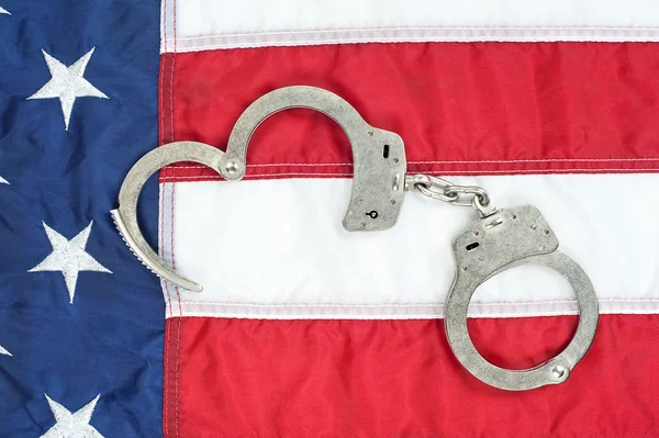 アメリカの国旗と手錠 — ストック写真