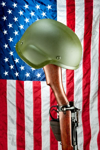 Fucile e casco memoriale — Foto Stock
