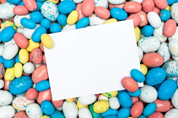 Cartão de mensagem em branco em ovos de Páscoa doces — Fotografia de Stock