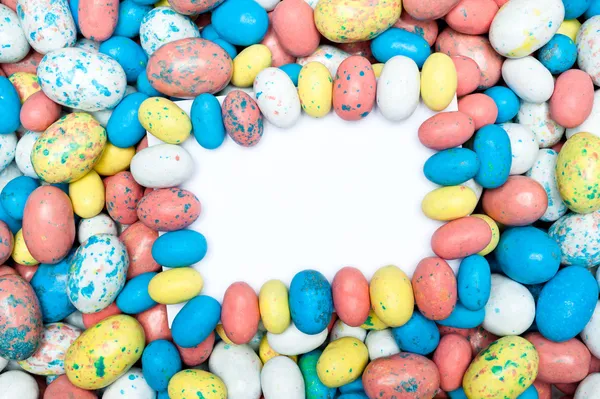 Tarjeta de mensaje en blanco en huevos dulces de Pascua —  Fotos de Stock