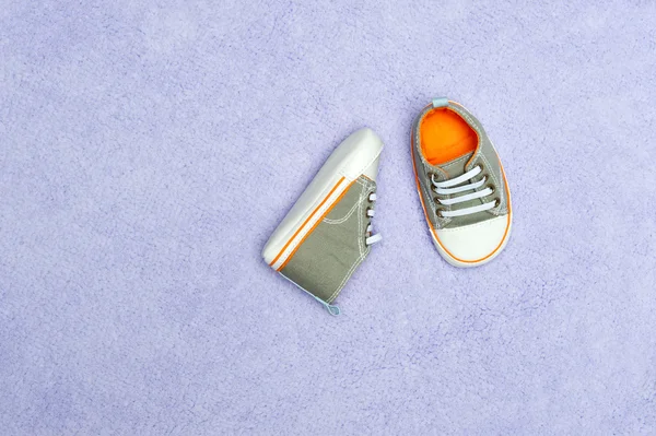 Baby shoes on blanket — Stock Photo, Image