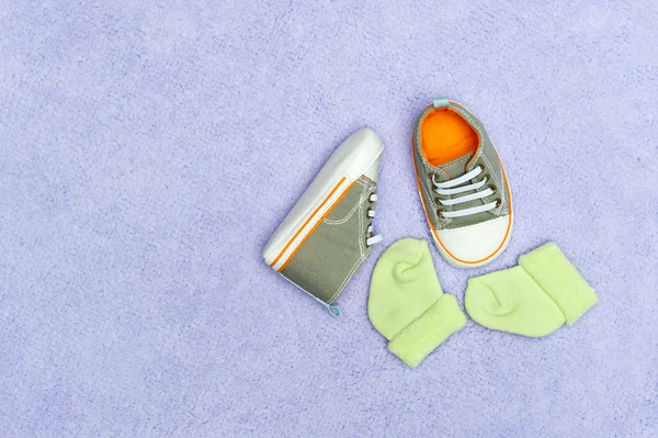 Zapatos de bebé en manta —  Fotos de Stock