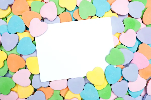 Cartão em branco na pilha de doces em forma de coração — Fotografia de Stock