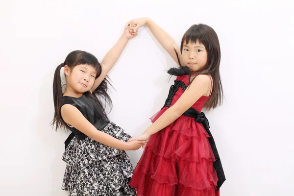 Dvě asijské dívky drží za ruce — Stock fotografie