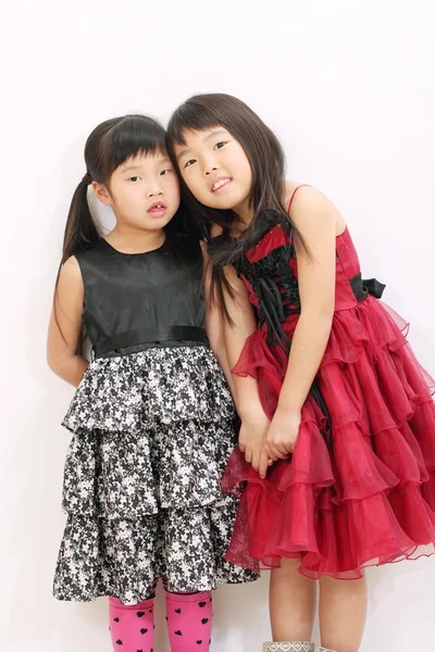 手牵着手的两个亚洲女孩 — 图库照片