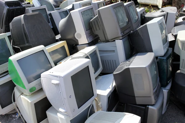 Velhos computadores quebrados monitores — Fotografia de Stock