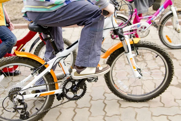Kinderen met fiets — Stockfoto