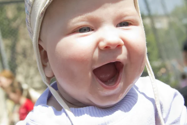 Grå ögon baby utomhus porträtt på nära håll — Stockfoto