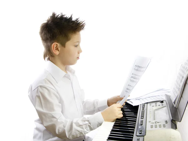 ピアノを弾く少年 — ストック写真