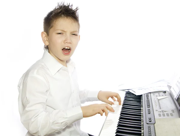 Chłopiec gry na fortepianie — Zdjęcie stockowe