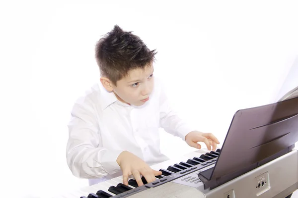 Boy playing piano — Stock Photo, Image