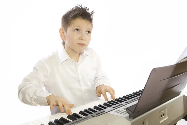 Niño tocando el piano — Foto de Stock