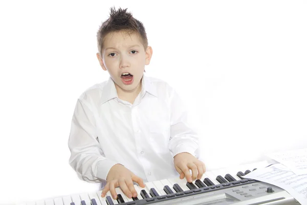 弹钢琴的男孩 — 图库照片