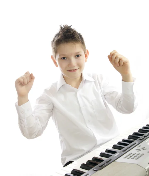 Pojke spela piano — Stockfoto