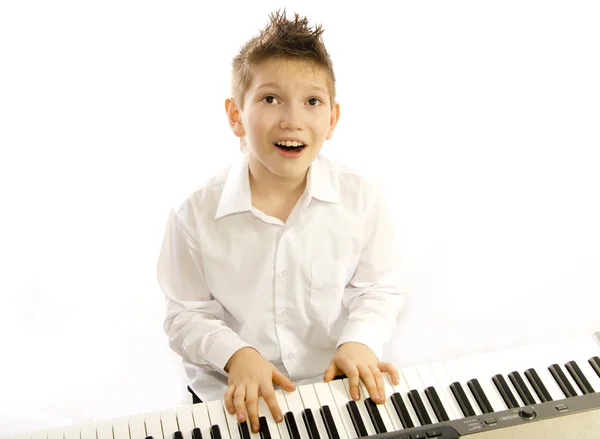 Αγόρι που παίζει πιάνο — Φωτογραφία Αρχείου