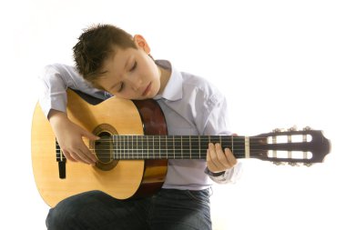 oğlan beyaz izole bir akustik gitar ile