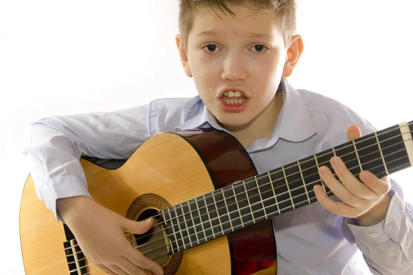 Αγόρι με μια ακουστική κιθάρα που απομονώνονται σε λευκό — Φωτογραφία Αρχείου