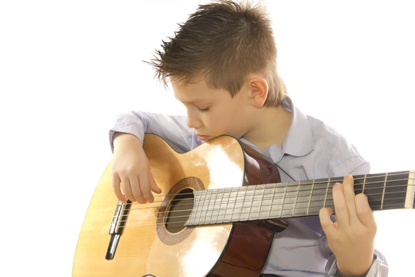Oğlan beyaz izole bir akustik gitar ile — Stok fotoğraf