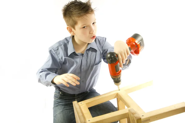 Barn med en skruvmejsel bedriver montering möbler — Stockfoto
