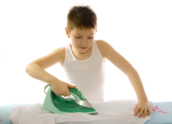 Menino engomando uma camisa isolada em branco — Fotografia de Stock