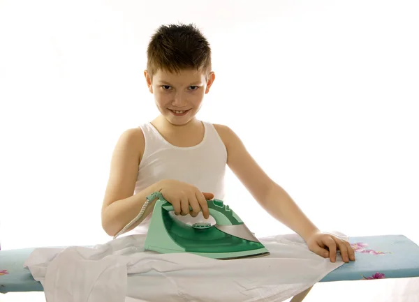 Αγόρι σιδερώματος ένα πουκάμισο που απομονώνονται σε λευκό — Φωτογραφία Αρχείου