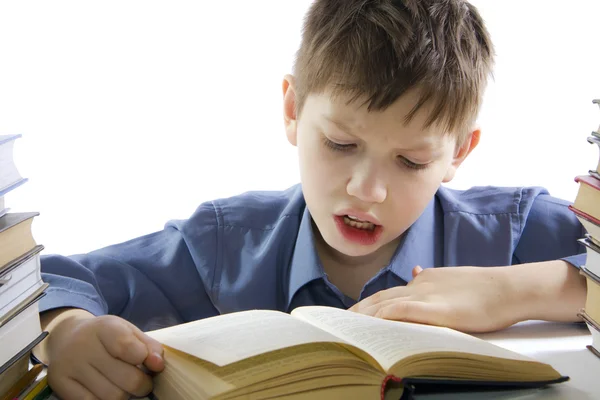 Chlapec čtení knihy — Stock fotografie