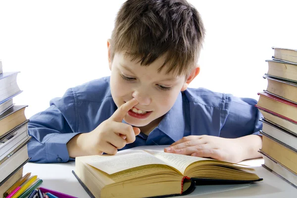 Chlapec čtení knihy — Stock fotografie