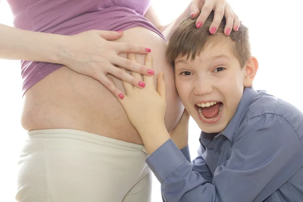 Испуганный и изумленный мальчик и беременная женщина — стоковое фото